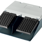 3SE2932-0AB20 Pulsador de pie, 2 pedales, entrada de cable M25 × 1,5, IP65, 1 NA + 1 NC/1 NA +